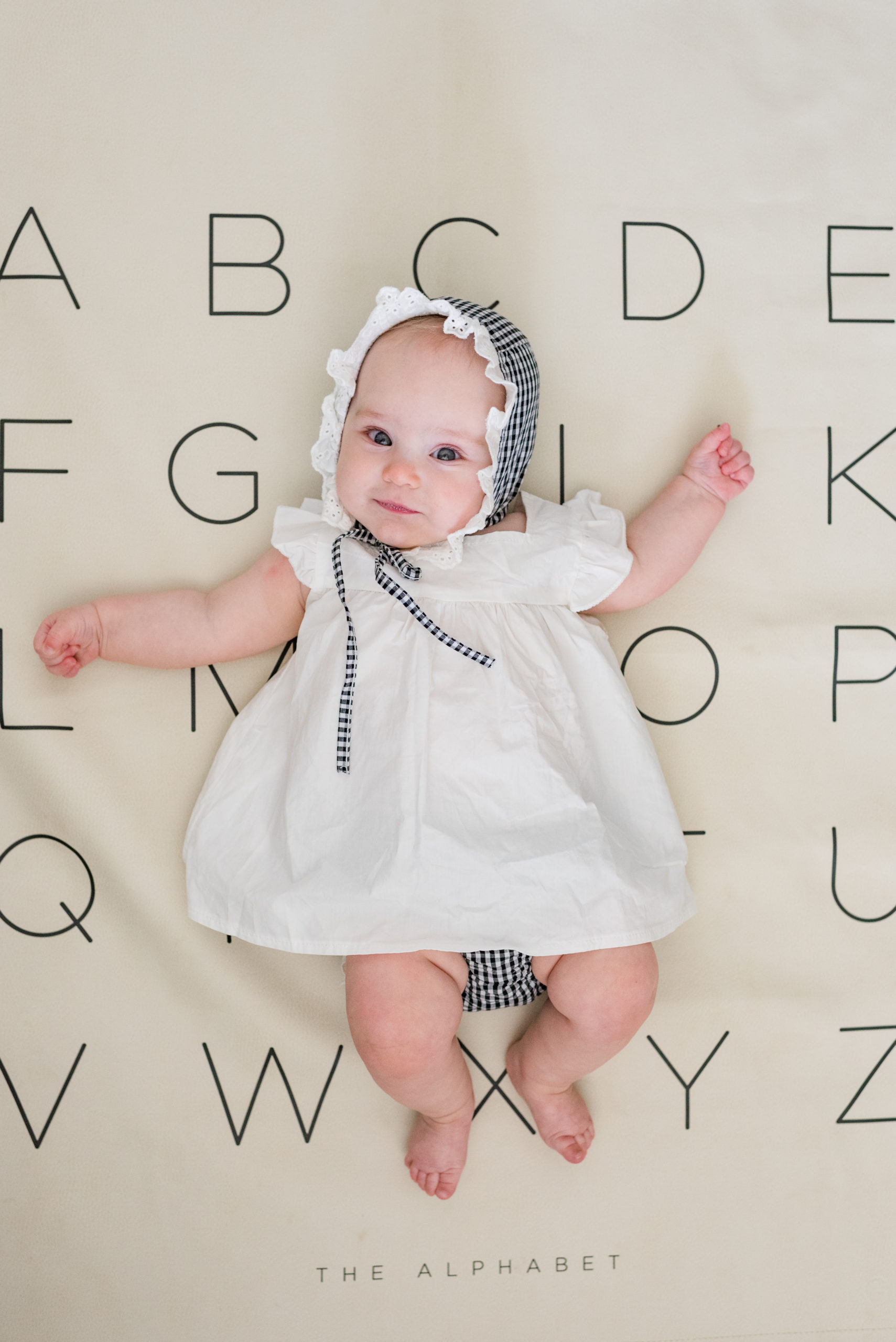 Olivia 6 Months Old - Sweet Williams Photography is a lifestyle, engagement, and wedding photographer serving the Nashville, Tennessee area, and destination locations.